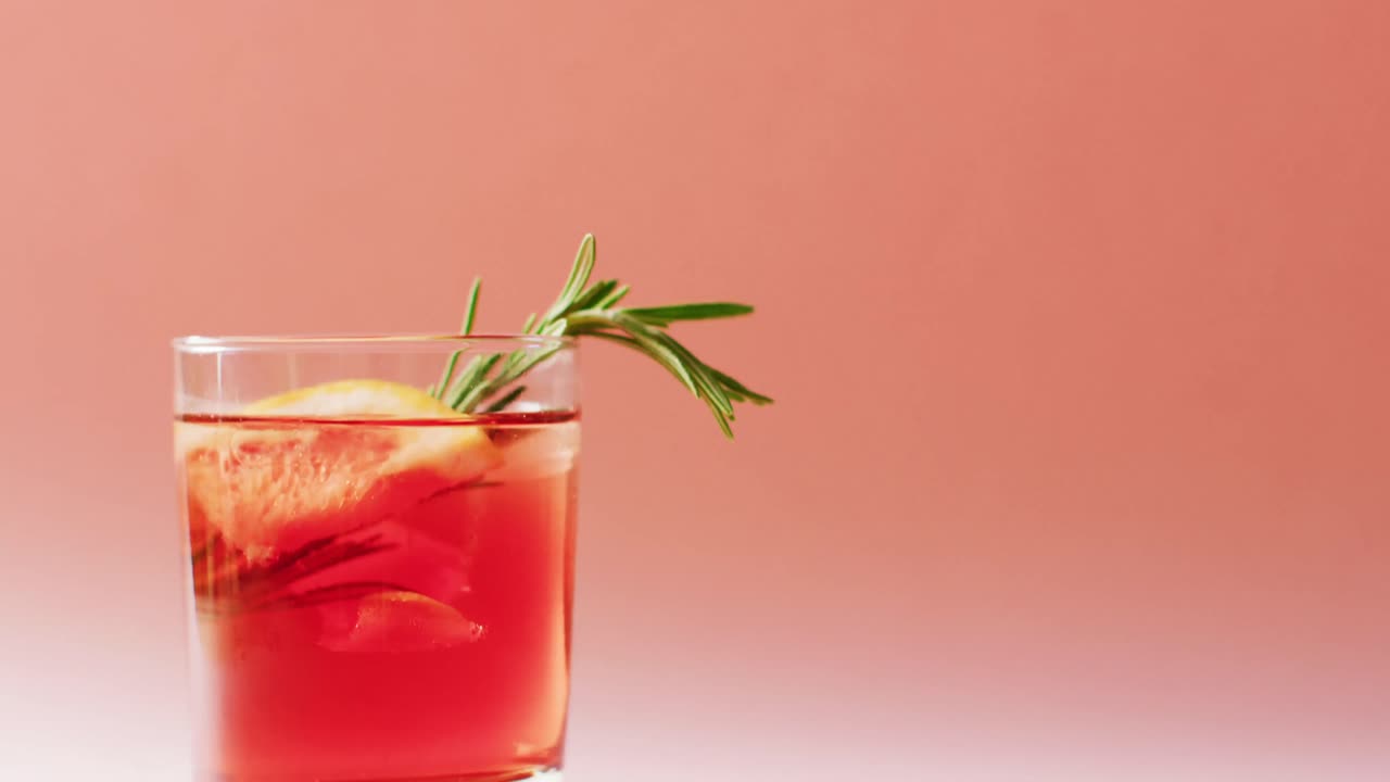 Primo piano di bevanda con pompelmo su sfondo rosa