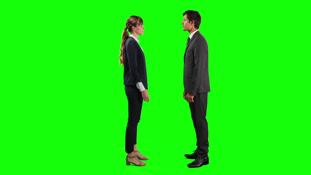 Vista lateral de empresários fechando um negócio e apertando as mãos com tela verde