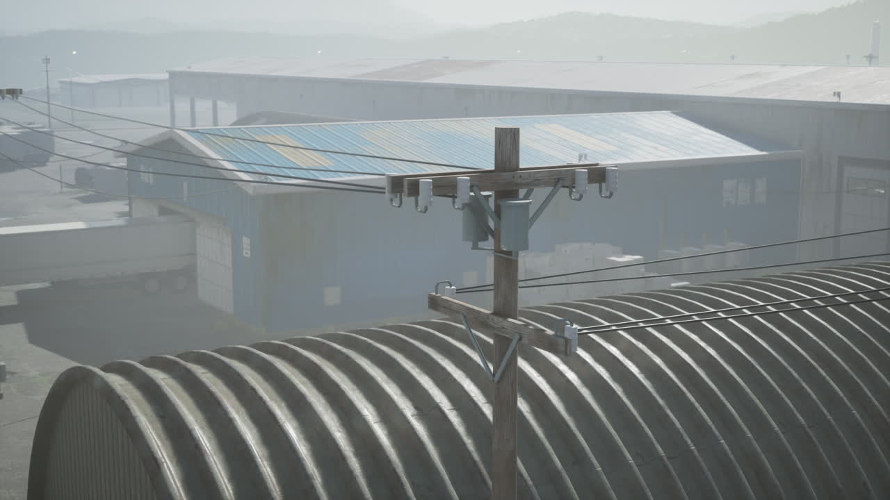 유리티 기둥과 안개가 있는 산업 지역