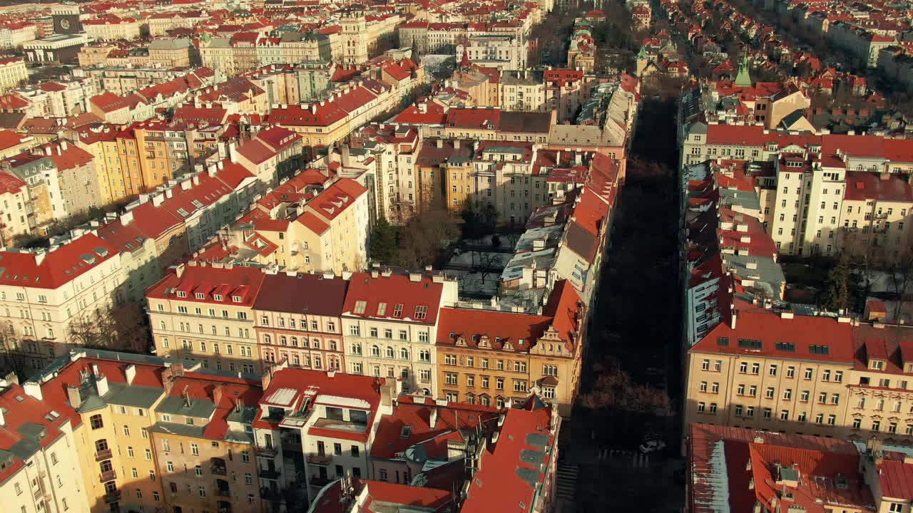 Praga, panoramica di case riprese da drone in inverno.