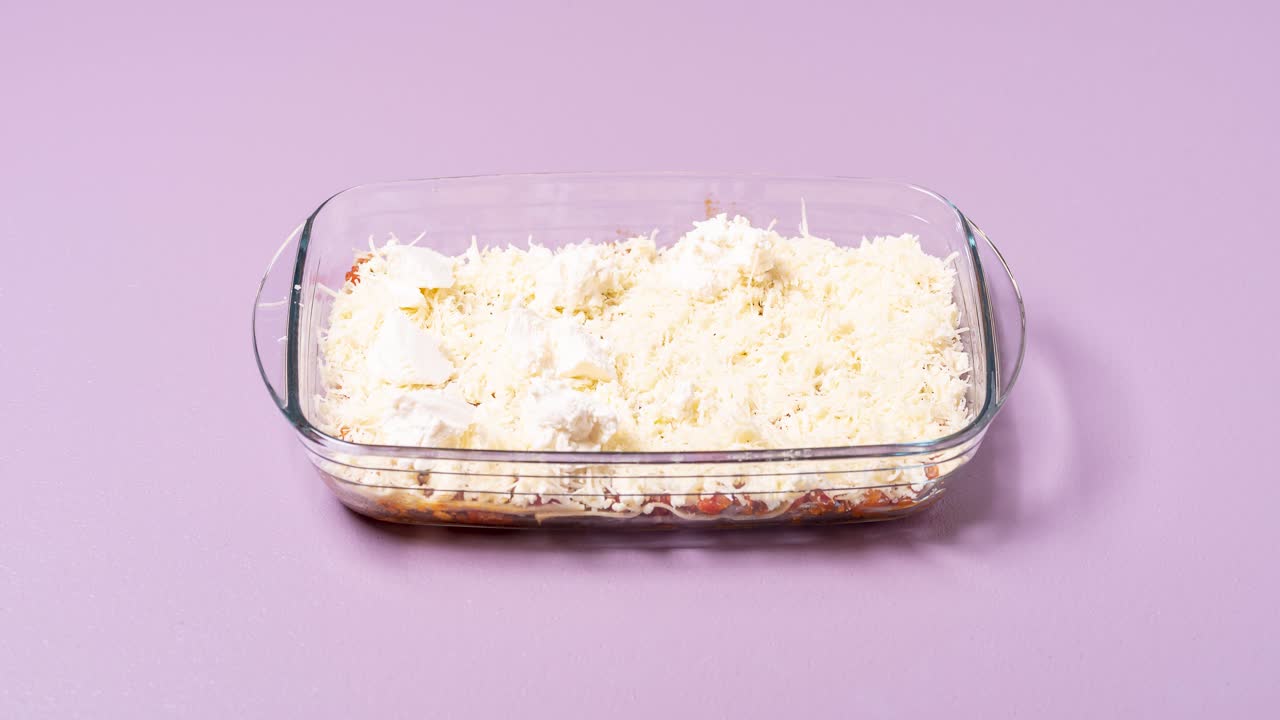 preparando lasagna de carne, animación de stop motion. haciendo lasagna italiana receta de video