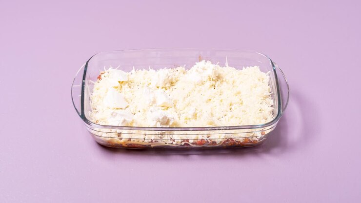 preparando lasanha de carne, stop motion animação. fazendo lasanha italiana receita de vídeo