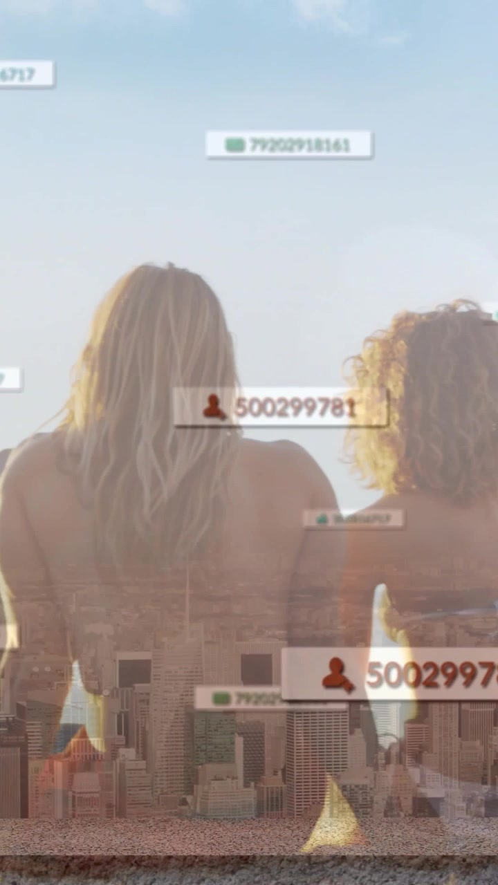 Vídeo vertical: Duas mulheres sentadas na beirada, a segunda se juntando e fazendo com que tags de UI rastreiem dados de tecnologia.