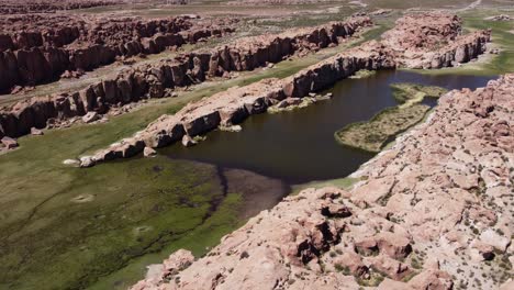 laguna negra es un oasis verde en el rocoso desierto del alto altiplano, bolivia