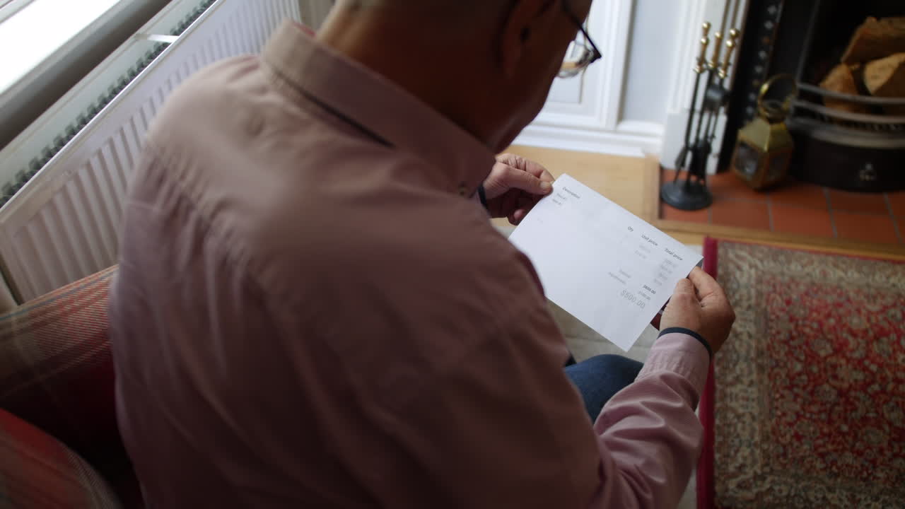 부채 편지를 여는 외로운 노인