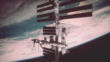 Internationale-Raumstation-Dreht-Sonnenkollektoren-Im-Weltraum
