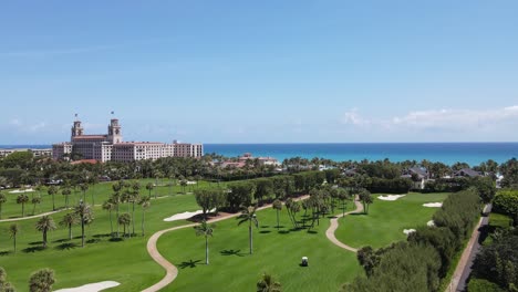 Palm-Beach,-Florida,-Vista-Aérea-Panorámica-Del-Océano-Y-Hermoso-Campo-De-Golf-Bien-Mantenido-Y-Océano-Azul-Turquesa