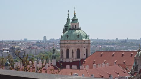 Impresionante-Panorama-Del-Casco-Antiguo-De-Praga-Con-El-Icónico-Castillo-De-Praga-En-La-República-Checa