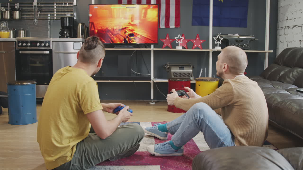 Casal gay jogando videogame junto
