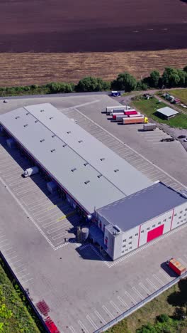 gran parque logístico con un almacén