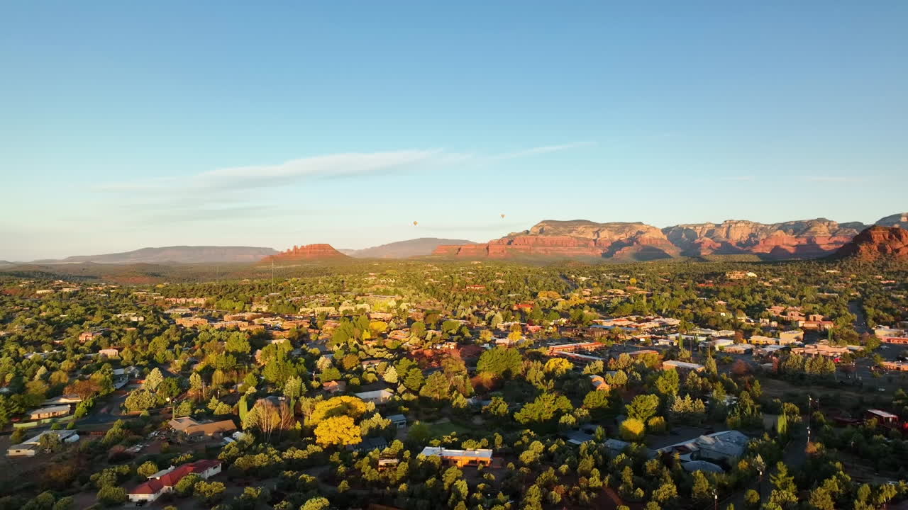 toma cinematográfica de drones de rotación lenta de montañas y casas en sedona, arizona