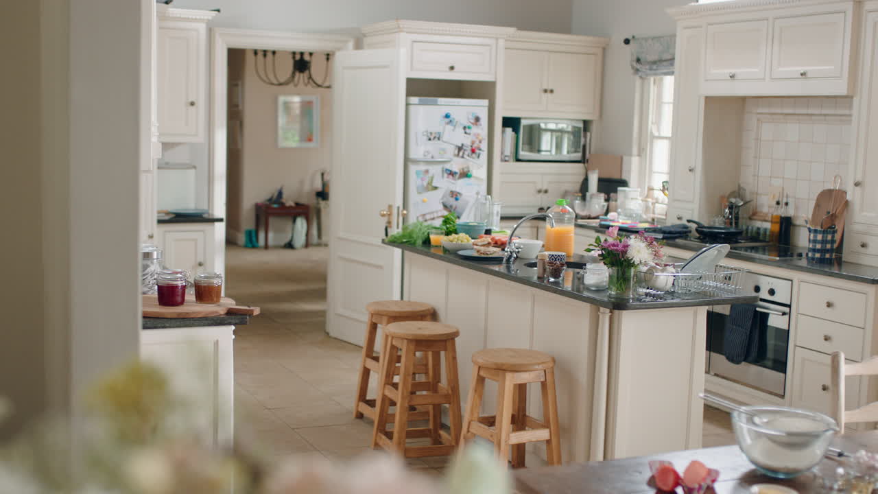 행복한 과체중 십대 소녀는 부 ⁇ 에서 춤을 추고 즐겁게 주말을 축하하고 재미있는 춤 동작을 하고 헤드폰을 착용하여 음악을 듣고 있습니다.