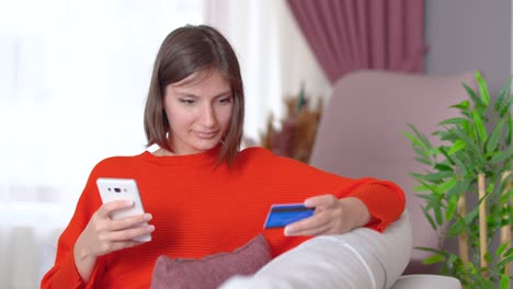 mujer de compras con tarjeta de crédito.