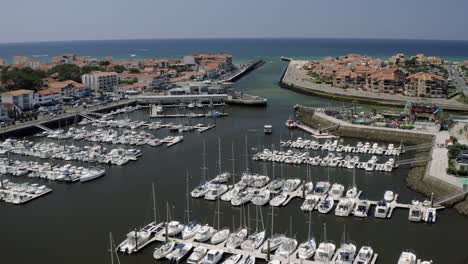 Vistas-Aéreas-De-Drones-De-La-Ciudad-Portuaria-Francesa-Capbreton-En-La-Región-De-Aquitania-Del-Sur-De-Francia