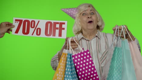 anuncio de hasta un 70 por ciento de descuento aparece junto a la abuela. mujer celebrando con bolsas de compras