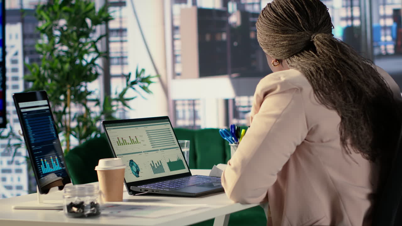 Деловая женщина работает на ноутбуке в современном офисе