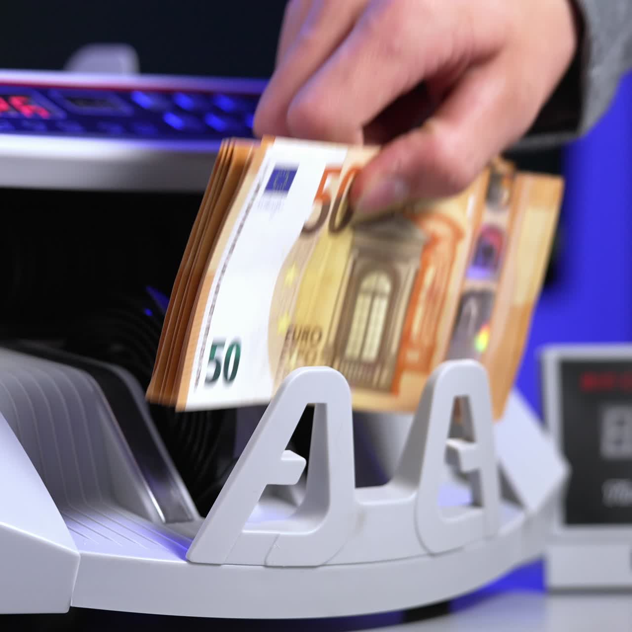 Nakit elektronik bankacılık gişesi. Para sayma makinesi. Para ve ekonomi konsepti. Yatay görünüm