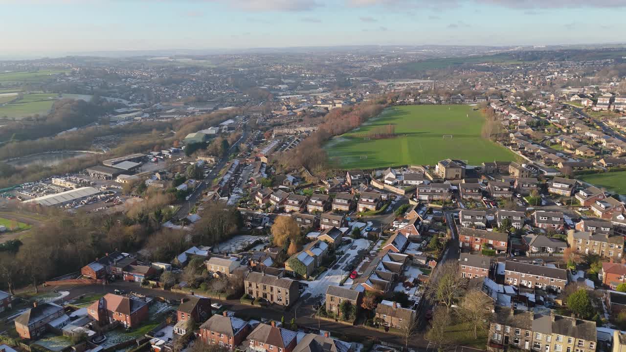 la vista de invierno del ojo de drone captura el típico desarrollo de viviendas de propiedad del consejo urbano del reino unido de dewsbury moor estate con casas adosadas de ladrillo rojo y el industrial yorkshire