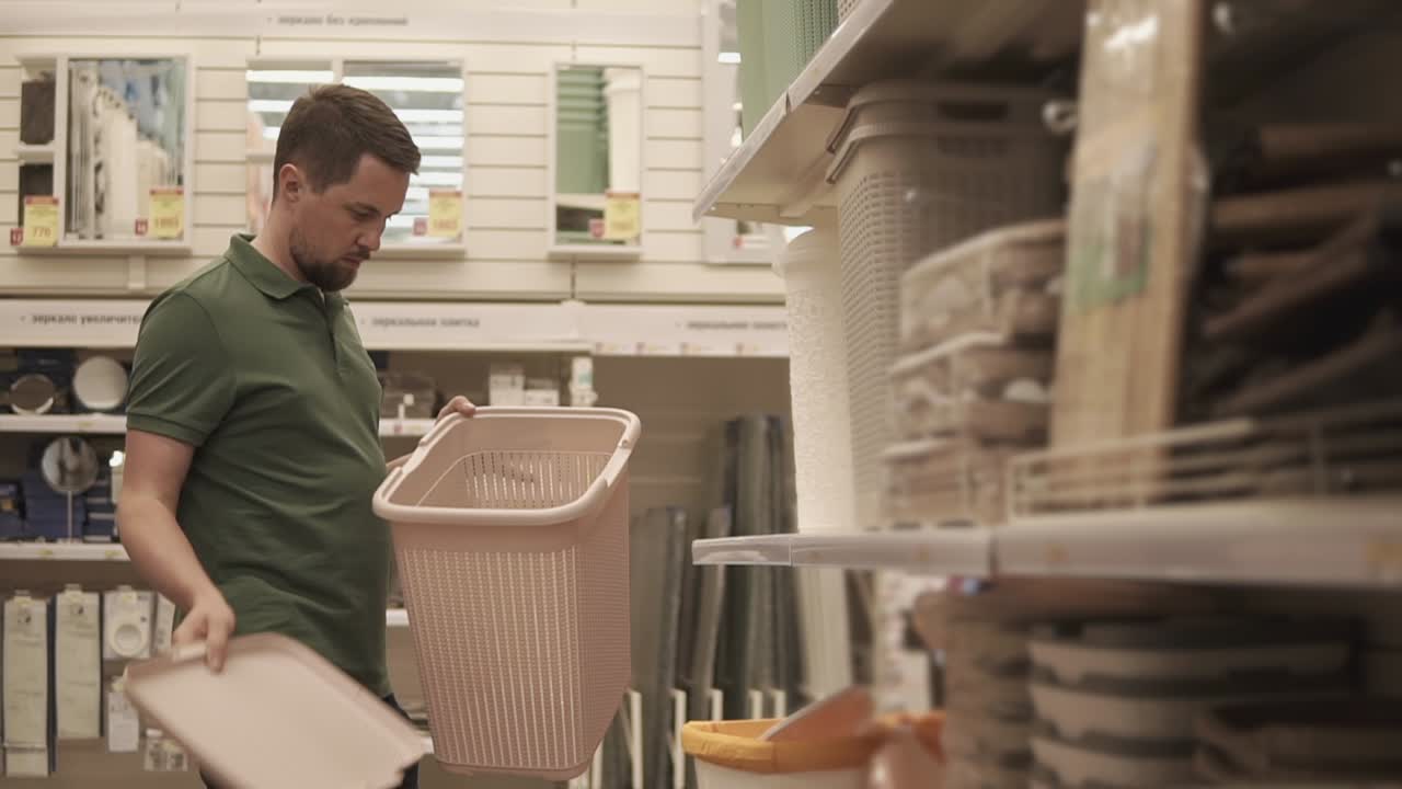 가정용 물품 가게 에서 저장 바구니 를 구입 하는 사람