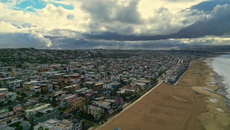 Icónica-Playa-De-Manhattan-En-Los-Ángeles-Con-Nubes-Lluviosas-Arriba,-Vista-Aérea