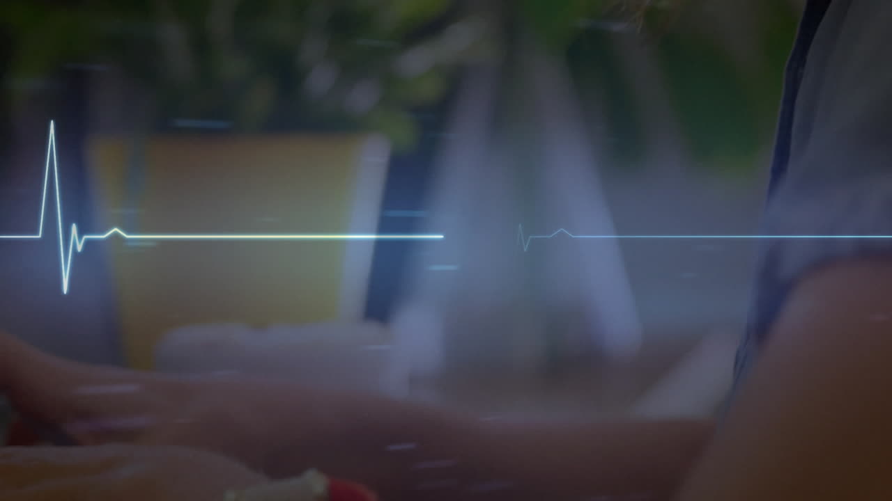 사무실에서 노트북을 사용하는 백인 사업가 여성에 대한 이소 전기 선의 애니메이션