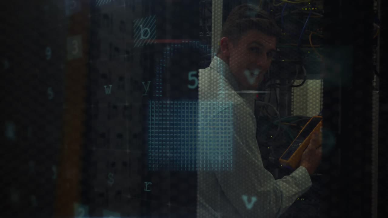 animación de procesamiento de datos de seguridad cibernética contra un ingeniero caucásico que trabaja en la sala de servidores