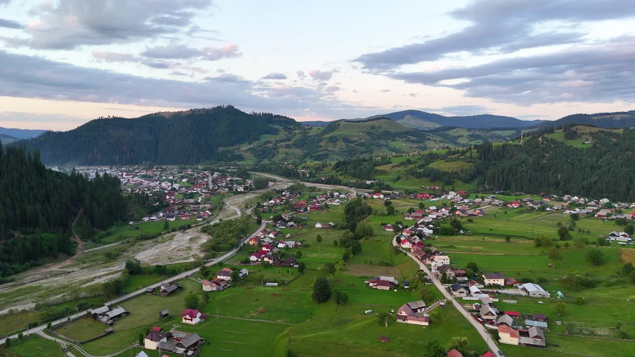 Ripresa con drone del villaggio di Stulpicani che mostra case e natura circostante