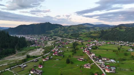 tomada de avión no tripulado de la aldea de stulpicani que muestra casas y la naturaleza circundante