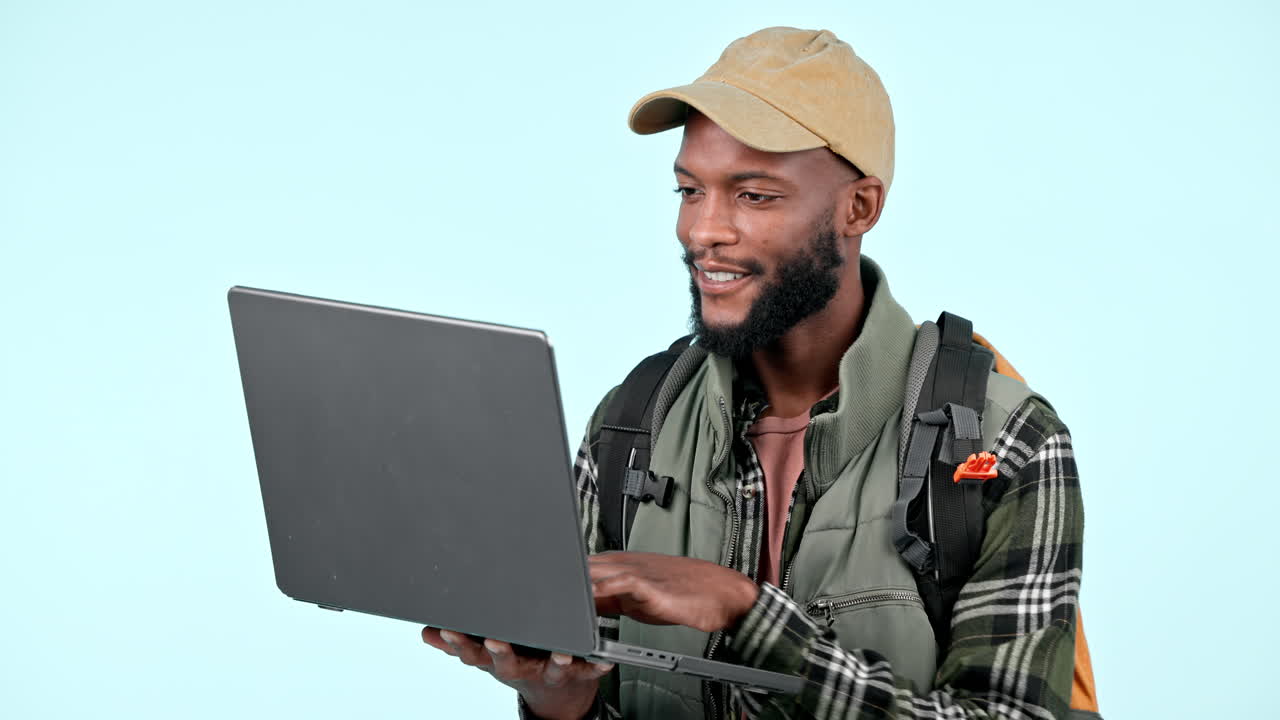 Laptop, escursionismo e uomo di colore che fa acquisti online