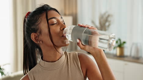 Trinkwasser,-Yoga-Oder-Indische-Frau-Zu-Hause