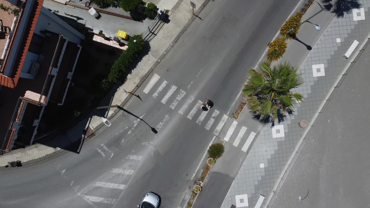 도로 위의 자동차와 함께 횡단보도를 건너는 부부의 조감도