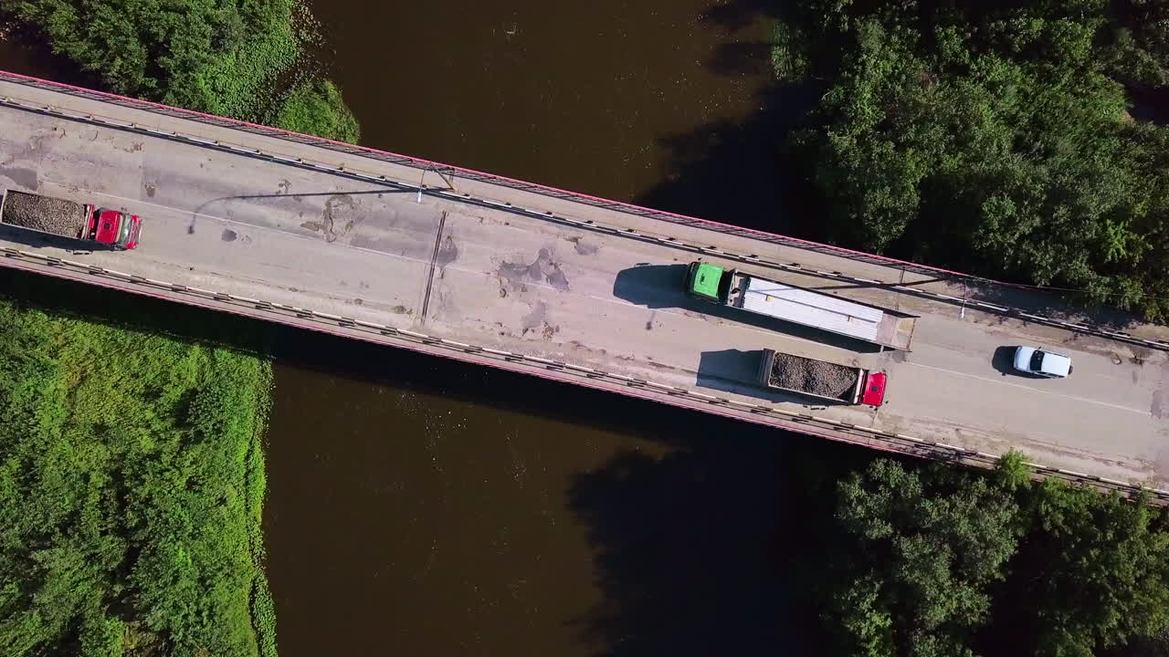 트럭 이 강 을 가로지르는 다리 를 건너고 있다