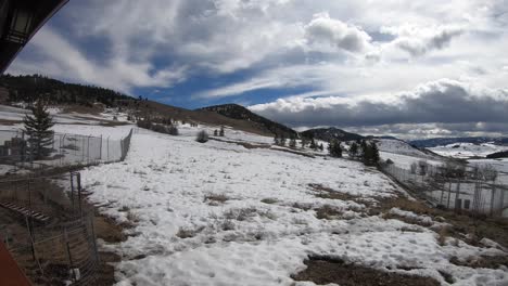lapso de tiempo de 180 grados de lobos y nubes impresionantes durante el invierno