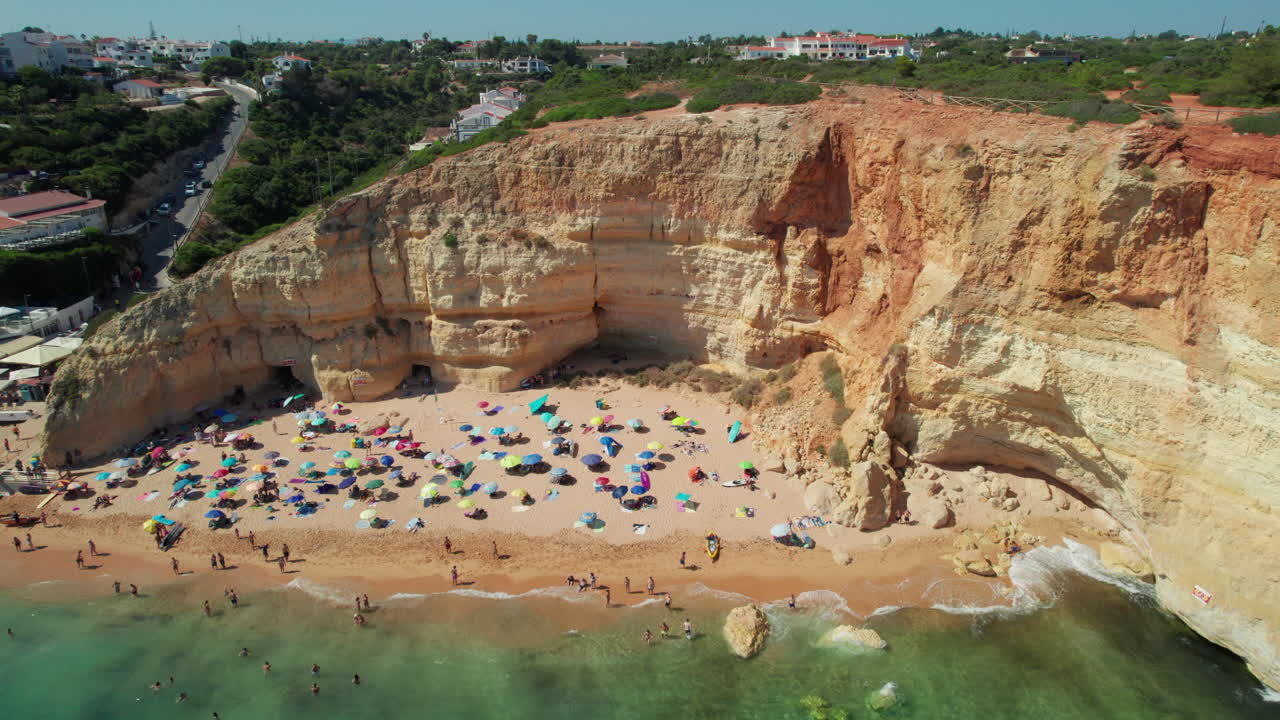 은 날에 베나길 해변과 그 바위 형태에 대한 멋진 공중 풍경