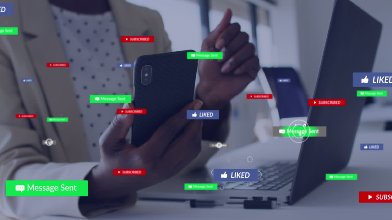 사무실에서 스마트폰을 사용하는 아프리카계 미국인 여성의 중간 섹션에 대한 소셜 미디어 아이콘의 애니메이션