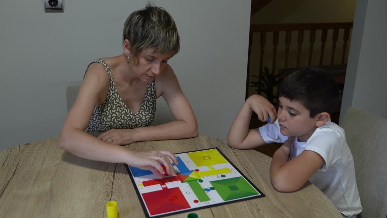 Famiglia che gioca insieme a un gioco da tavolo Parcheesi