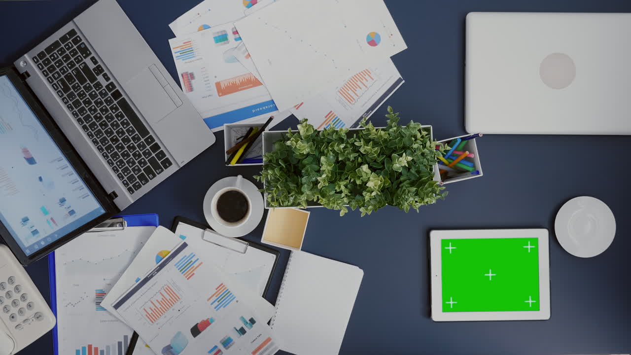 Top view af forretningskvinde, der ser på mock up green screen chroma key tablet