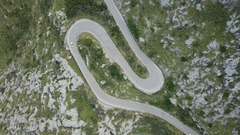 Drohnenaufnahmen-In-4k-Von-Autos-In-Serpentinenstraße---Mallorca-Serra-De-Tramuntana-Sa-Calobra---Gefährliche-Straße