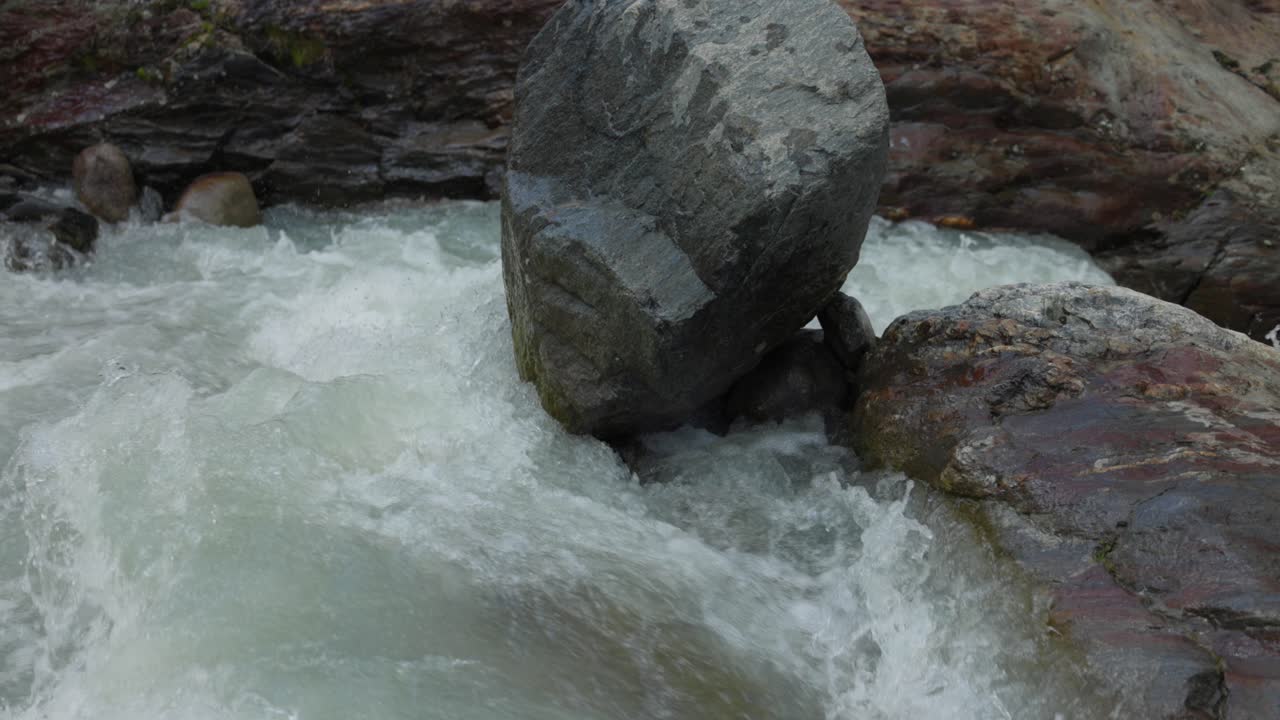 큰 바위 에 부 ⁇ 히는 강 의 물
