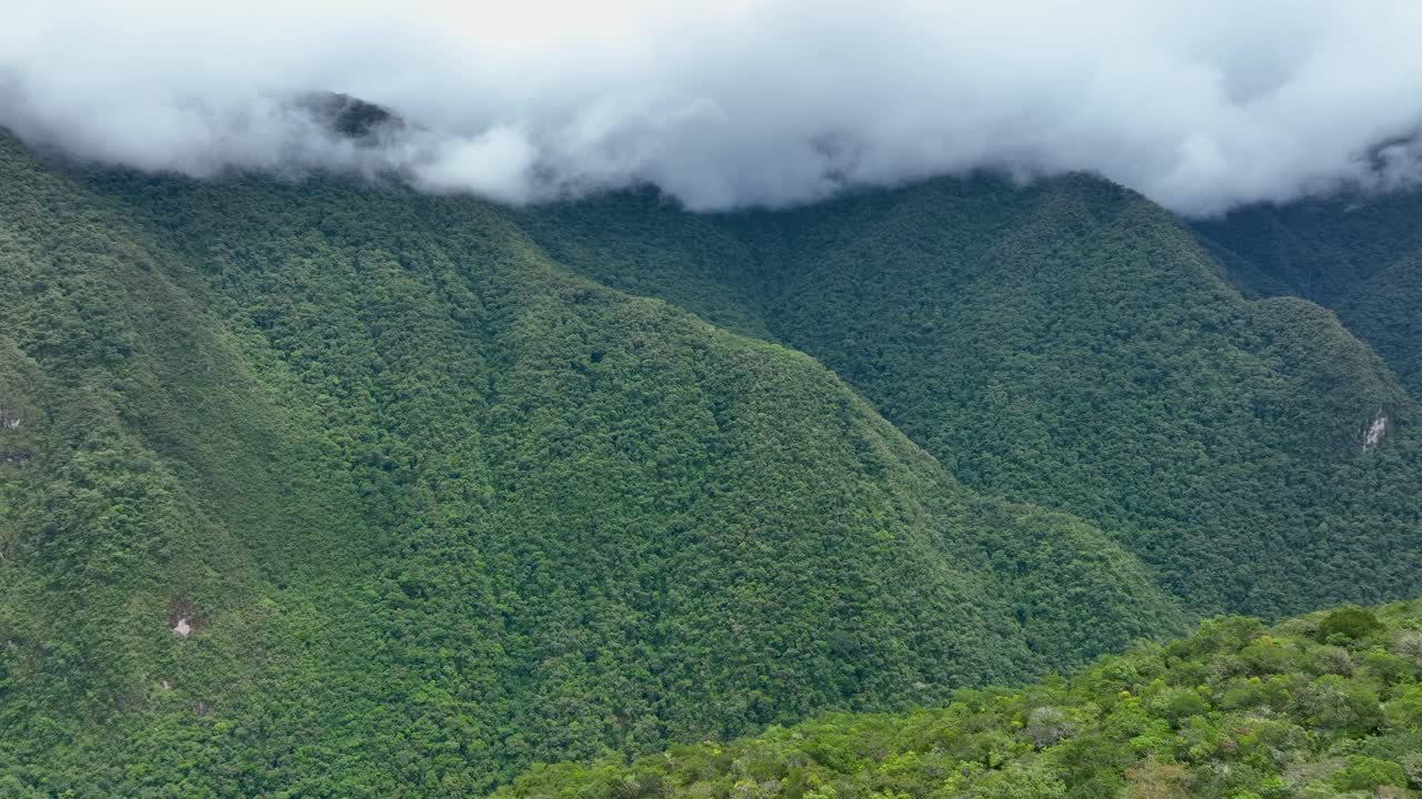 vista aérea del vuelo de un avión no tripulado de la montaña machu picchu