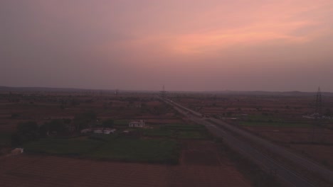 Luftdrohnenaufnahme-Einer-Autobahn-Zum-Zeitpunkt-Des-Sonnenuntergangs