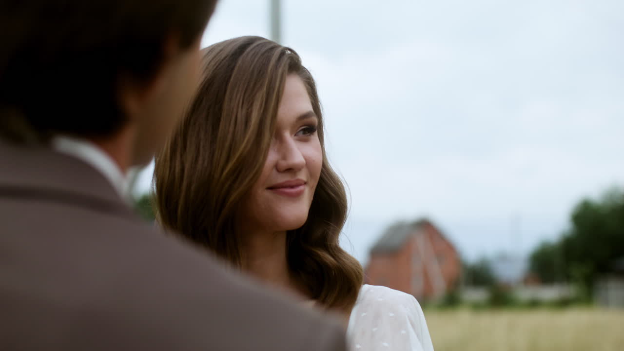 пара, которая выходит замуж