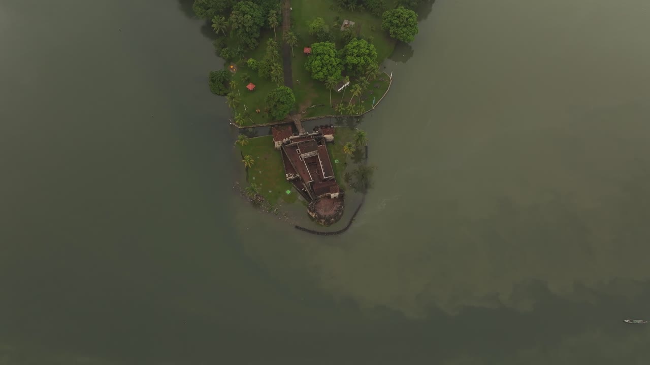 vieja fortaleza española castillo de san felipe en el río dulce, vista desde el aire