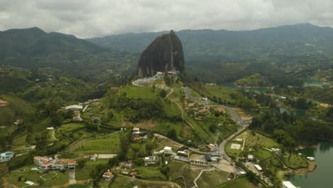 Drohne-Fliegt-über-Den-Guatape-see-Nach-La-Piedra-Del-Penol