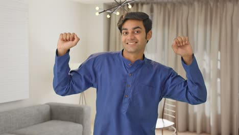 hombre indio bailando y divirtiéndose