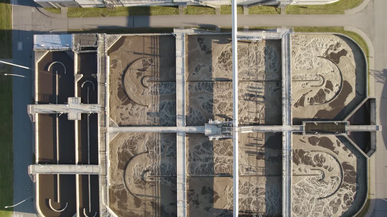Primo piano aereo dall'alto della vasca di aerazione