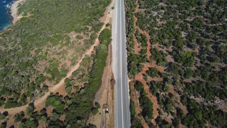 Straße-In-Den-Bergen-Von-Kreta-Mit-Autofahrten-Und-Das-Meer-Mit-Grünen-Wäldern-Rund-Um-Die-Straße