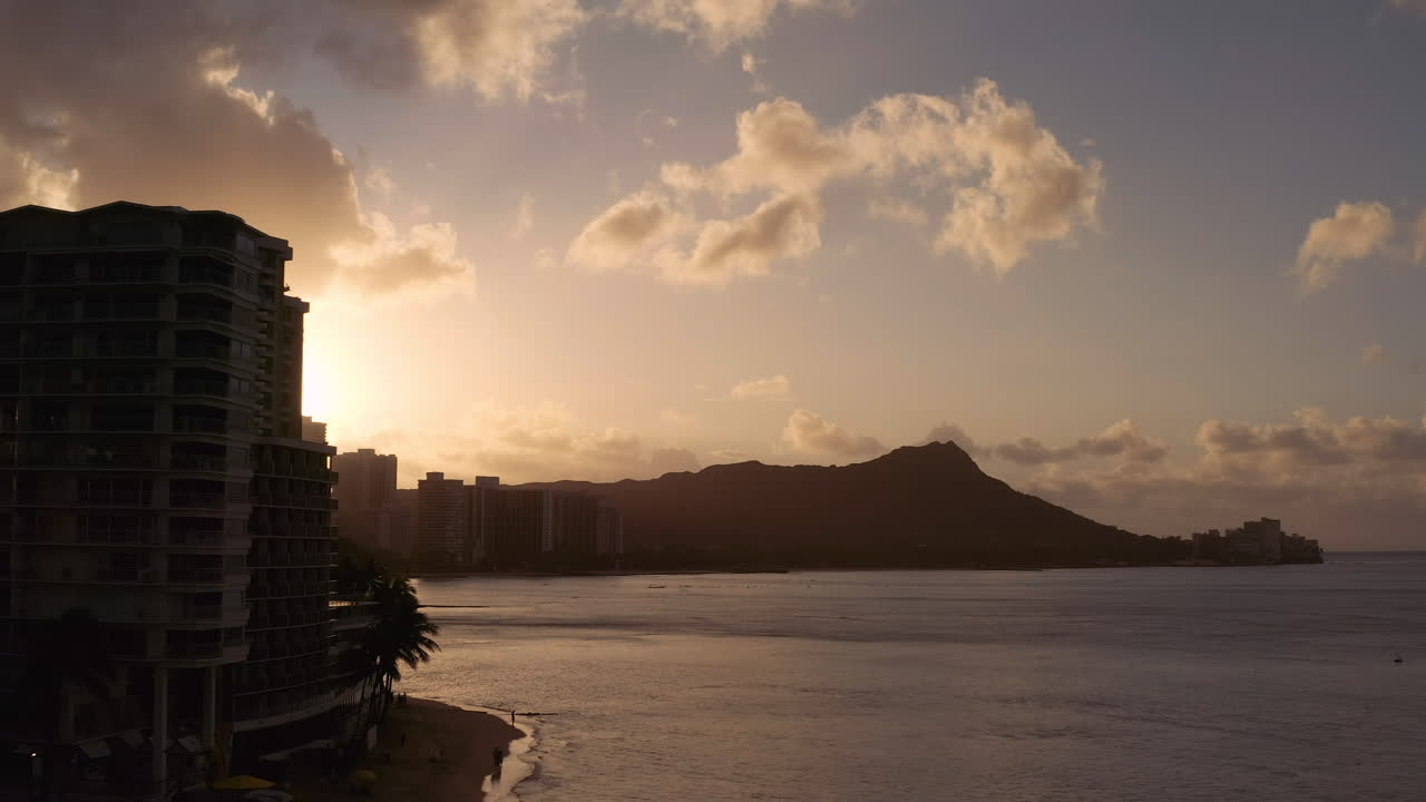 Panoramica aerea con drone sull'Oceano Pacifico di un tramonto hawaiano
