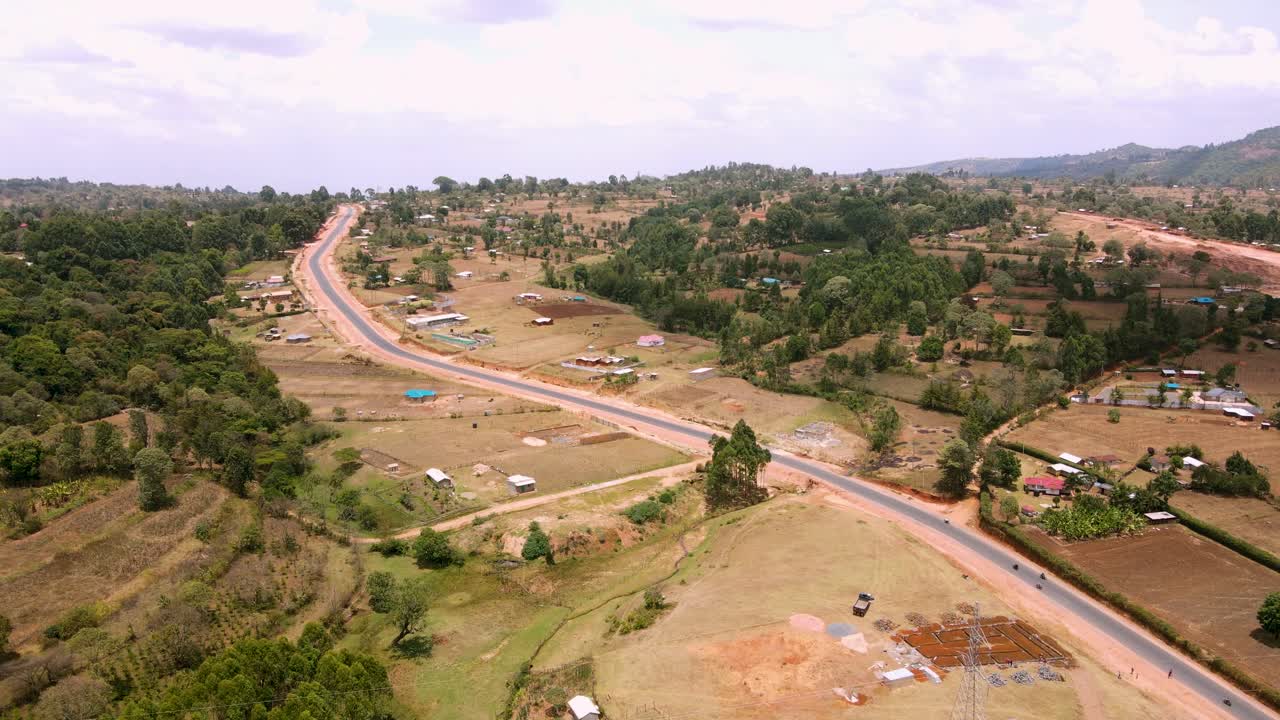 Volo inclinato di drone su un vivace mercato locale in un villaggio tribale di Kapenguria, una comunità rurale tradizionale in Kenya, Africa.