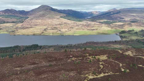 Vista-Del-Lago-Venachar-Desde-Ben-Gullipen-Escocia-A-Pocos-Kilómetros-De-Glasgow